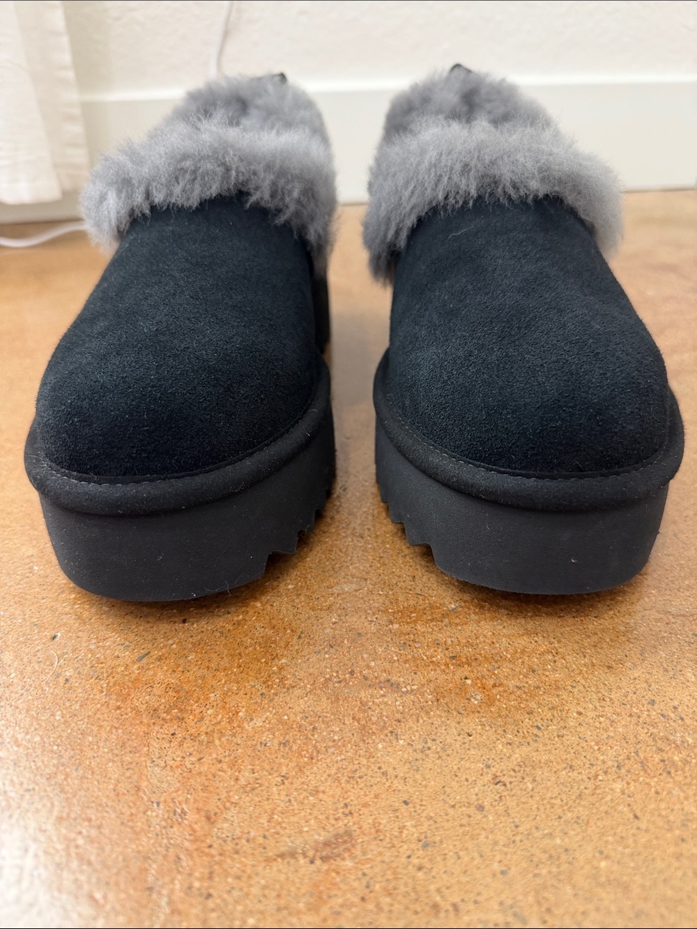 UGG Nita Genuine Shearling Platform Slippers Black Gray Size 7 NWOT - Picture 6 of 9